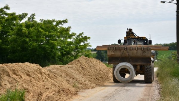 ПОЧЕЛА ИЗГРАДЊА КАНАЛИЗАЦИОНЕ МРЕЖЕ У МЕЂУЛУЖЈУ: Грађани одушевљени- на ово чекали деценијама