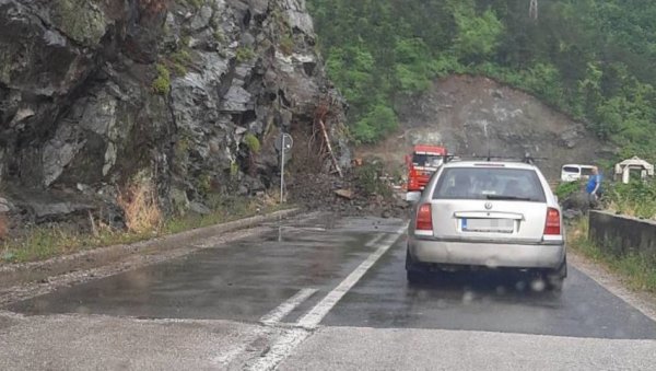 КИША ПОКРЕНУЛА ОДРОНЕ: Камење пада по путу, успорен саобраћај на деоници од Бистрице према Прибоју