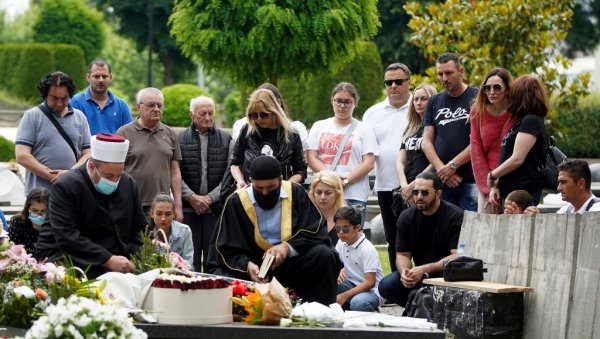 БЕЗ ЏЕЈА СУ СВЕ НЕДЕЉЕ ТУЖНЕ: На Новом гробљу одржан шестомесечни помен вољеном певачу (ФОТО)