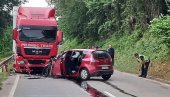 TEŠKA SAOBRAĆAJNA NESREĆA KOD ČAČKA: Kolima se zakucali u kamion, povređene dve osobe! (FOTO)