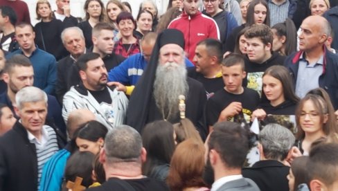 DOČEK ZA JOANIKIJA U NIKŠIĆU: Narod izašao da pozdravi mitropolita i episkopa Metodija