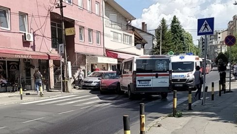 SAOBRAĆAJNA NESREĆA NA ČUKARICI: Sudar vozila Hitne pomoći, putničkog automobila i bicikliste - povređeni prebačeni na VMA