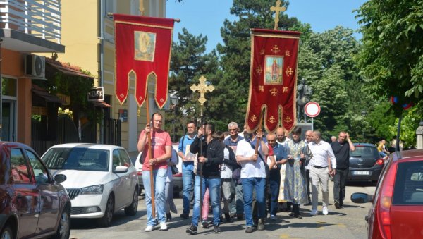 НЕГОТИН ПРОСЛАВЉА  КРСНУ СЛАВУ: Литургијом у Цркви Свете Тројице и резањем славског колача у згради општине обележен Спасовдан (ФОТО)