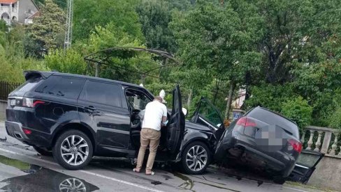 САОБРАЋАЈ У ПРЕКИДУ: Троструки судар у Бијелој (ФОТО)