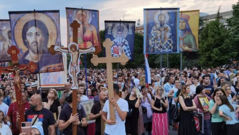 РУКА СВЕТОГ САВЕ ПРЕДВОДИ ЛИТИЈУ: Београд сутра слави Спасовдан, а највреднија српска реликвија проћи ће, први пут, улицама престонице РУКА СВЕТОГ САВЕ ПРЕДВОДИ ЛИТИЈУ: Београд сутра слави Спасовдан, а највреднија српска реликвија проћи ће, први пут, улицама престонице