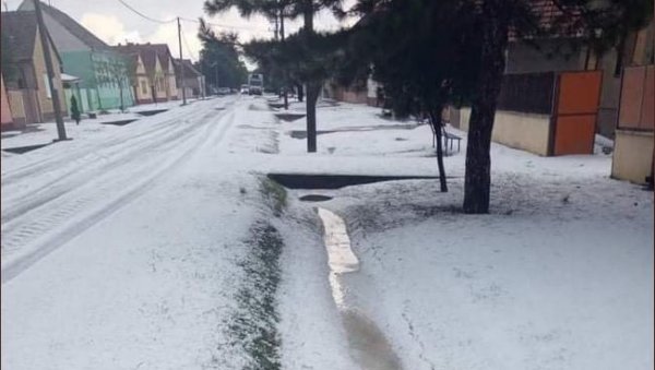 ЗАБЕЛЕО СЕ СРЕМ УСРЕД ЈУНА: Невероватна фотографија невремена, мештани у неверици (ФОТО)