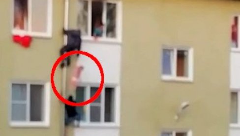 NEVEROVATAN SNIMAK HEROJSTVA: Troje dece zarobljeno u požaru, komšije se popele uz oluk da ih spasu (VIDEO)