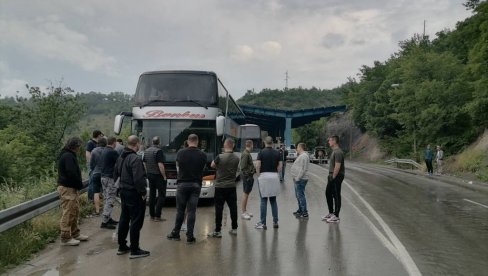 SRBIMA PONOVO ZABRANJEN ULAZAK NA KOSMET! Hodočasnici zaustavljeni na Jarinju - Najavili blokadu (FOTO)