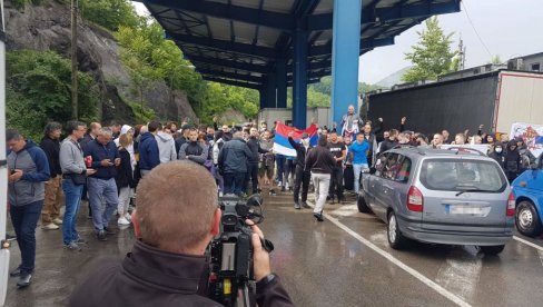 PETAR PETKOVIĆ O INCIDENTU NA KOSMETU: Dva srpska autobusa već nekoliko sati na Jarinju! (FOTO) PETAR PETKOVIĆ O INCIDENTU NA KOSMETU: Dva srpska autobusa već nekoliko sati na Jarinju! (FOTO)