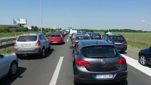 LANČANI SUDAR NAPRAVIO KOLAPS: Kolone duge 6 kilometara na aut putu Niš-Beograd