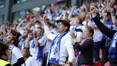 NAVIJAČI OBA TIMA POSLALI SNAŽNU PORUKU: Pola stadiona skandiralo Kristijan druga polovina Eriksen (VIDEO)