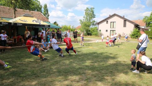 TAKMIČILI SE DA POMOGNU BOLESNOJ BRAĆI: Treća Grmečijada u Žitištu, prikupljali novac za Milana i Miloša (FOTO)