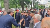 VUČIĆ PORUČIO VETERANIMA SA KOŠARA: Kada vas vidim dobijem dodatnu energiju da se još snažnije borim (FOTO)