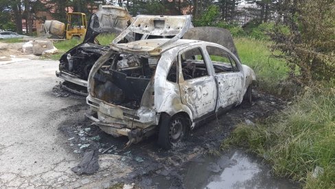 PODMETNUT POŽAR KOD KOVID BOLNICE? Izgorela dva automobila u Pljevljima, vrši se uviđaj