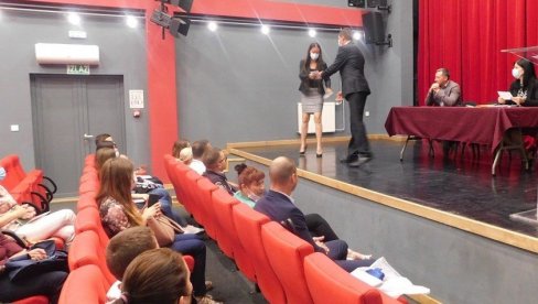 JEDNOKRATNE NOVČANE NAGRADE: Priznanje najboljim učenicima, studentima i mladim talentima JEDNOKRATNE NOVČANE NAGRADE: Priznanje najboljim učenicima, studentima i mladim talentima