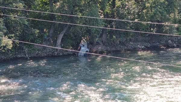 САОБРАЋАЈНА НЕСРЕЋА КОД ПРИЈЕПОЉА: Аутомобил слетео у Лим - повређене 4 особе (ФОТО/ВИДЕО)