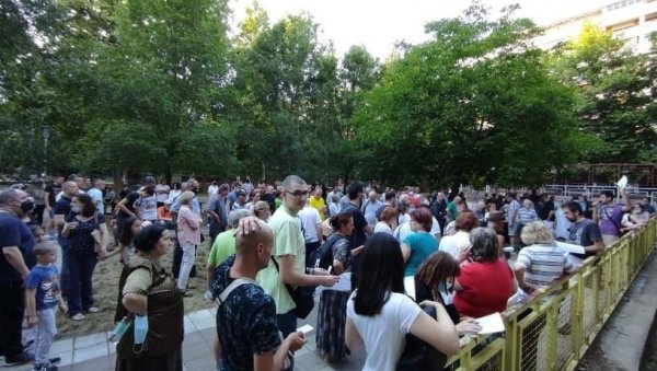 НЕ ДАЈУ ПАРКИНГ И ХЛАДОВИНУ: И станари Блока 33 против градње у комшилуку