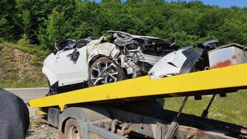 (UZNEMIRUJIĆI FOTO) TEŠKA SAOBRAĆAJNA NESREĆA KOD NOVE VAROŠI: Ima povređenih, automobil sleteo u provaliju duboku deset metara