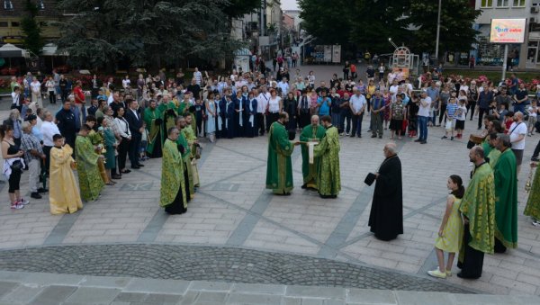 ЛИТИЈА УЛИЦАМА ГРАДА: Краљевчани обележавају Свету Тројицу (ФОТО)