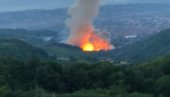 POŽAR U ČAČKU SE ŠIRI NA RASTINJE: Četiri ekipe vatrogasaca na terenu, u toku evakuacija ljudi