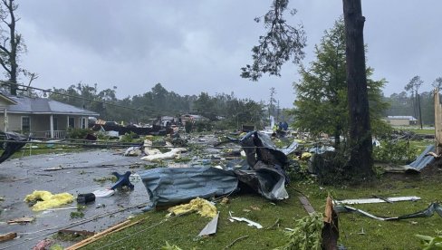 TROPSKA OLUJA POGODILA SAD: Poplave, oštećene kuće, iščupano drveće (FOTO/VIDEO)