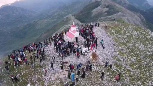 HODOČAŠĆE NA PLANINU RUMIJU: Pravoslavni vernici tradicionalno proslavljaju praznik Svete Trojice (FOTO)