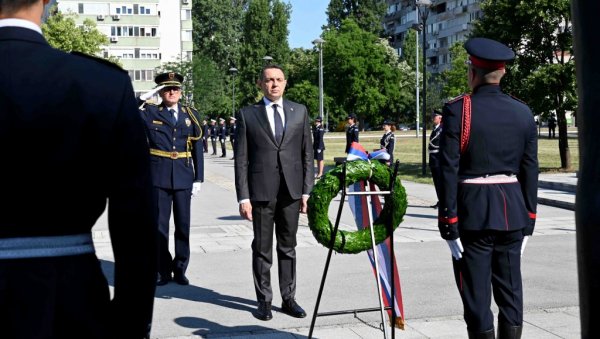 СРБИЈА ПАМТИ СВОЈЕ ХЕРОЈЕ! Вулин на полагању венаца страдалим полицајцима (ФОТО)