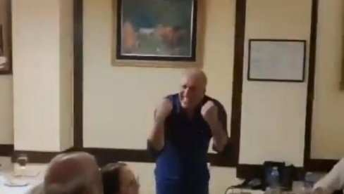 OBRADOVIĆ U DELIRIJUMU PEVA PARTIZANU:  Kića ženi sina i ori se  Da volim crno-bele (VIDEO)