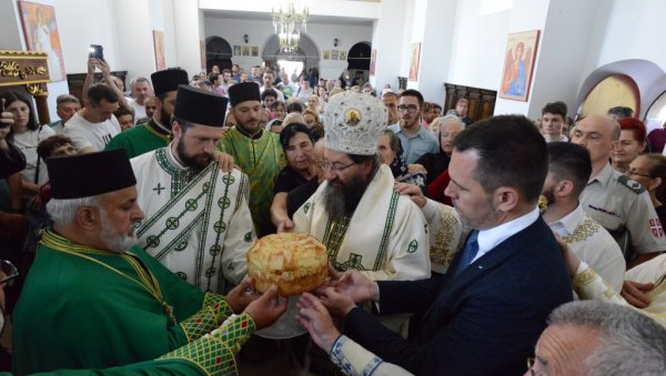 КРАЉЕВЧАНИ ПРОСЛАВИЛИ СЛАВУ: Одржана традиционална свечаност у граду на Ибру (ФОТО)