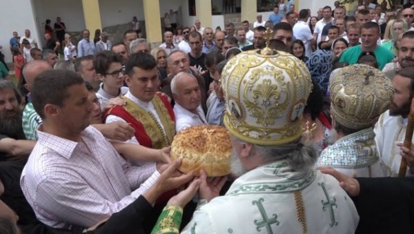 ЛИТИЈА У ПЉЕВЉИМА: Прослављена манастирска слава Свете Тројице (ФОТО)