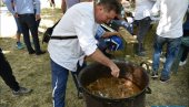 TRADICIONALNO SLAVLJE U MELENCIMA: Litija i svetsko prvenstvo u čobanskom paprikašu (FOTO)