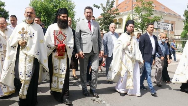 ГРАД ШАБАЦ ПРОСЛАВИО СЛАВУ: Величанствена литија прошла централним улицама, предводили епископ Лаврентије и градоначелник Пајић (ФОТО)