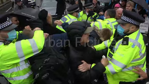 ХАОС НА УЛИЦАМА ЛОНДОНА: Протест због одложеног укидања мера ( ВИДЕО)