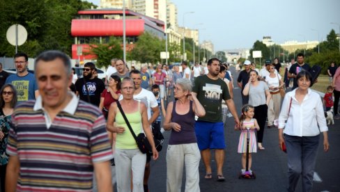 GRAD I DALJE VODI PREGOVORE: Zamenik gradonačelnika Goran Vesić uz stanare novobeogradskog Bloka 37