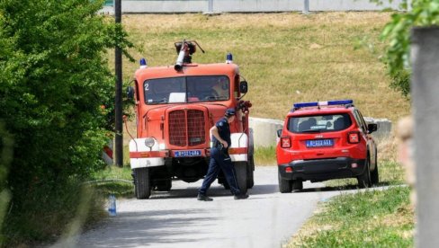 BRANKOVO TELO JOŠ U SEPTIČKOJ JAMI: Cisterne pristižu u Surčin, vatrogasci moraju da razbiju deo ploče (FOTO/VIDEO)