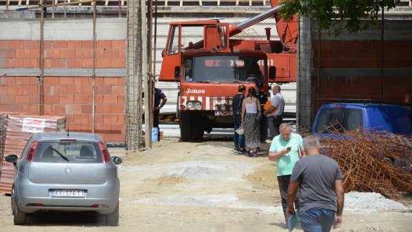 ДЕЛОВИ ПАДАЛИ КАО ДОМИНЕ, НИЈЕ МУ БИЛО СПАСА: Детаљи трагедије у Краљеву - на градилишту погинуо младић из Обреновца (ФОТО)