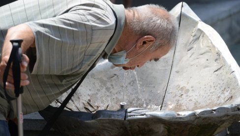 PAKLENA LETNJA VRUĆINA U GRADU NA IBRU: Jedni rade, drugi se kupaju