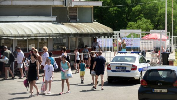 МОЛИО ЈЕ ДА МУ СПАСИМО ДЕТЕ, СТРАШНО ЈЕ БИЛО: Трагична смрт дечака на базену - отац гледао покушаје реанимације (ФОТО/ВИДЕО)