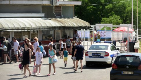 МОЛИО ЈЕ ДА МУ СПАСИМО ДЕТЕ, СТРАШНО ЈЕ БИЛО: Трагична смрт дечака на базену - отац гледао покушаје реанимације (ФОТО/ВИДЕО)