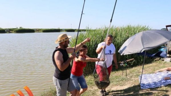 ПЕЦАРОШИ ХУМАНОГ СРЦА: Одржано такмичење у спортском риболову - приход намењен лечењу Милана и Милоша Праштало