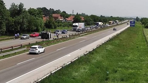 SAOBRAĆAJNA NESREĆA KOD VELIKE PLANE: Prevrnulo se teretno vozilo (FOTO/VIDEO)