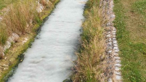 ŠTIRA BELA KAO ŠTIRAK: Šta se ovo dešava? Lozničane zabrinula boja reke koja prolazi kroz njihov grad! (FOTO)