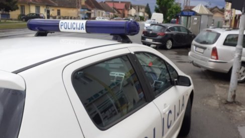 KIŠA NAPRAVILA HAOS: Saobraćajna nesreća na izlazu iz Batajnice, drvo palo na auto u Novoj Pazovi