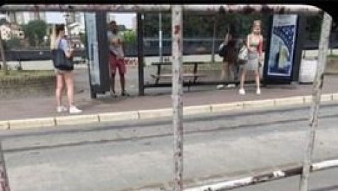 MANIJAK SNIMLJEN NA AUTOKOMANDI: Masturbirao pred devojkama, pa ih uznemiravao (FOTO) MANIJAK SNIMLJEN NA AUTOKOMANDI: Masturbirao pred devojkama, pa ih uznemiravao (FOTO)