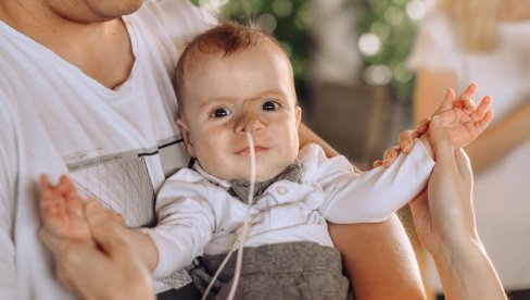 MALI BOŠKO JE PONOVO NA RESPIRATORU: Majka na snimku pokušava da zadrži suze, stanje se opet pogoršalo