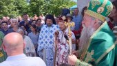 NA VIDOVDAN DA SE UZDIGNEMO: Mitopolit Joanikije i vladika Dimitrije služili liturgiju u Lazarici na Vidovom vrhu (FOTO)