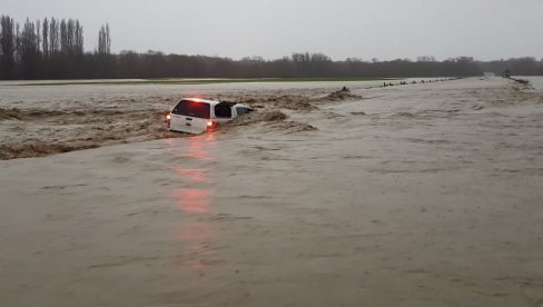 SNAŽNE POPLAVE NA SEVERU ITALIJE: Hitno evakuisano 120 osoba, saobraćaj blokiran