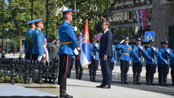 ВУЧИЋ ПОЛОЖИО ВЕНАЦ НА СПОМЕНИК КОСОВСКИМ ЈУНАЦИМА: Српски дух је непокоран и непоколебљив и никада није устукнуо пред освајачима (ФОТО)