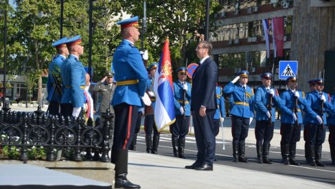 VUČIĆ POLOŽIO VENAC NA SPOMENIK KOSOVSKIM JUNACIMA: Srpski duh je nepokoran i nepokolebljiv i nikada nije ustuknuo pred osvajačima (FOTO)