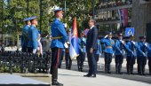 VUČIĆ POLOŽIO VENAC NA SPOMENIK KOSOVSKIM JUNACIMA: Srpski duh je nepokoran i nepokolebljiv i nikada nije ustuknuo pred osvajačima (FOTO)